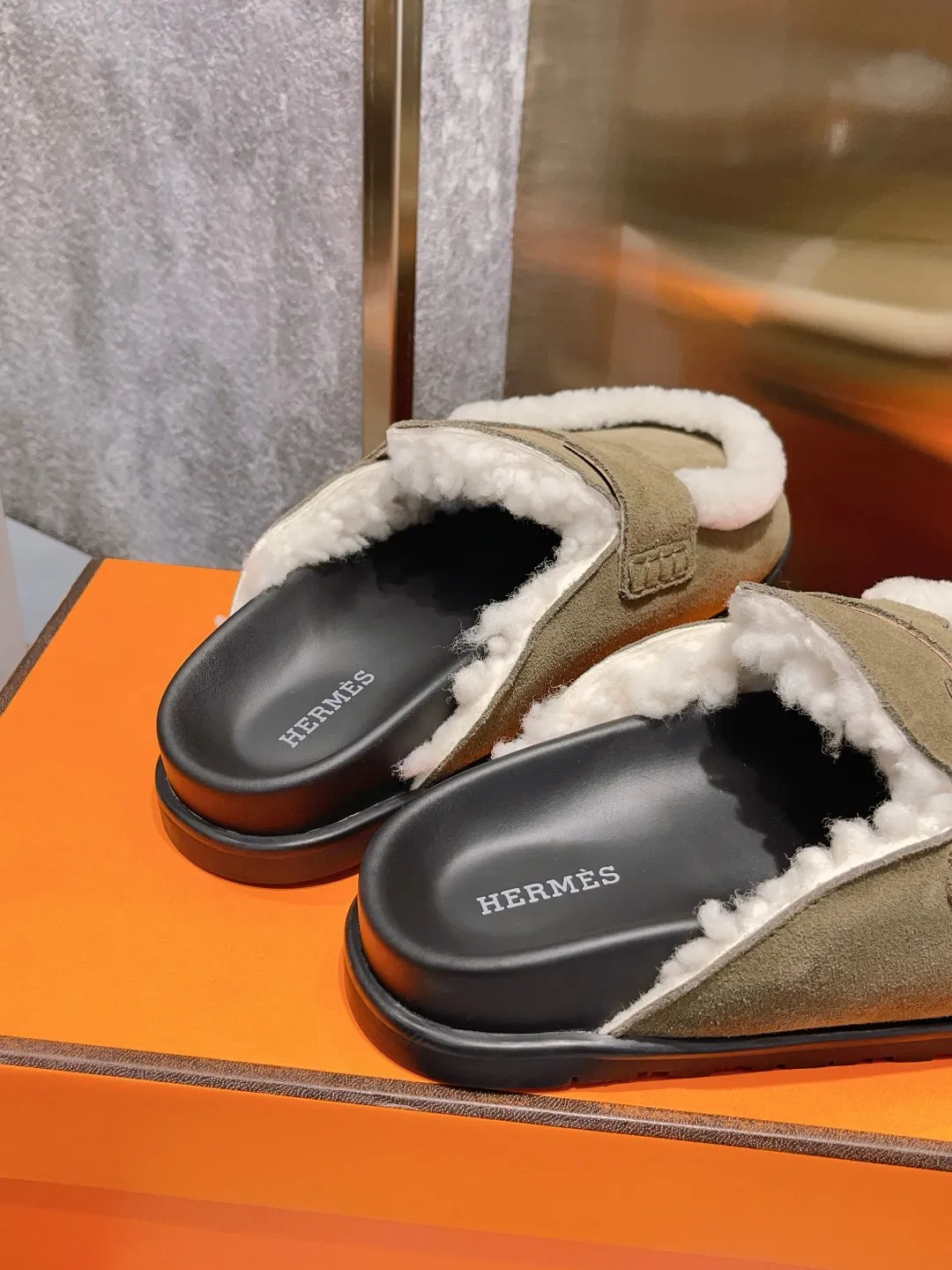 [H Family Hermès] P: 520💰 Size: Male 39-44 (45 customized) Female 35-40 (41 customized) HERMES Hermès top luxury version HERMES Hermès cute half-drag.  Jindian’s family language design! It looks good no matter how you match it! Casual and high-end feeling. The comfort is also great. Paired with various colorful socks, it gives a trendy and high-end feeling. The top version of real wool is high quality. ●Upper: imported cow suede. ●Inner: imported sheepskin. ●Foot pads: imported mixed sheepskin.